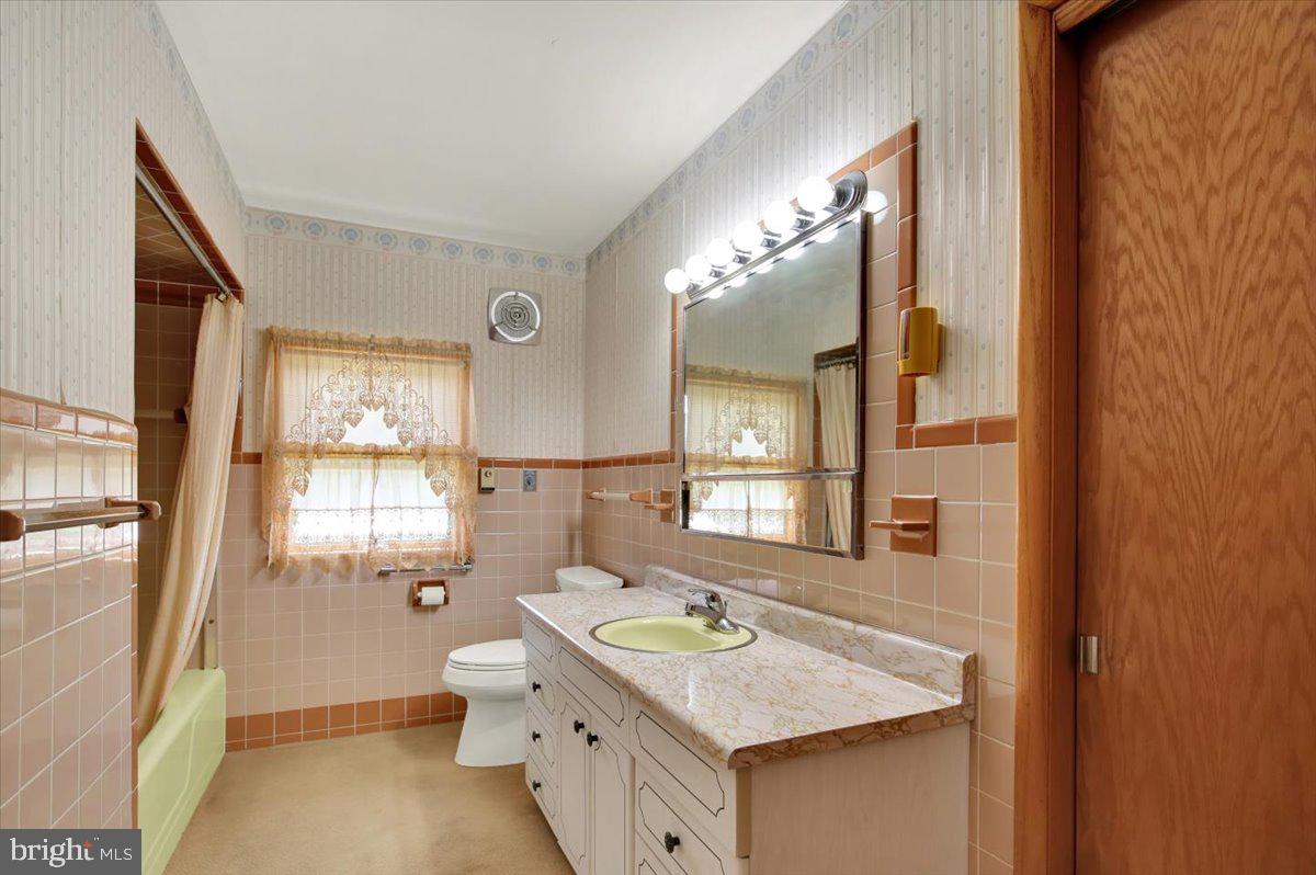 109 W Maple St Property Photo 16