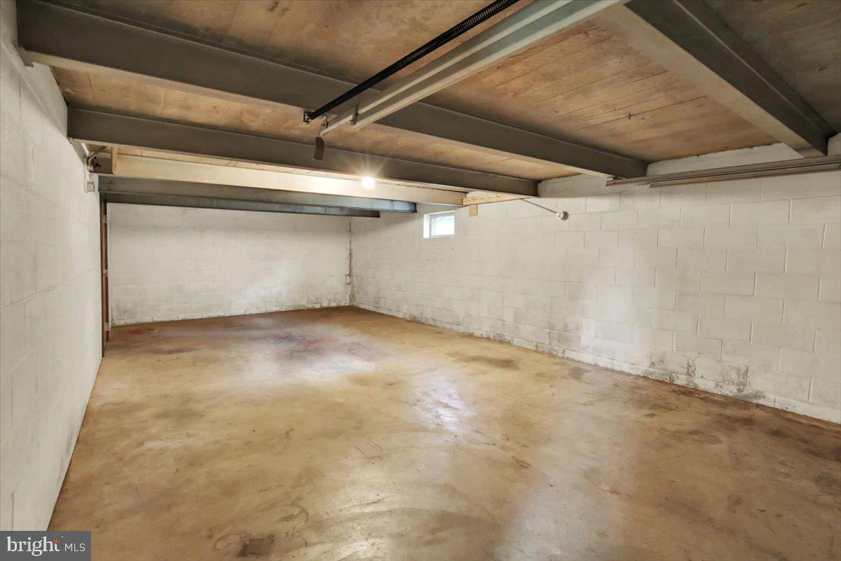 109 W Maple St Property Photo 24