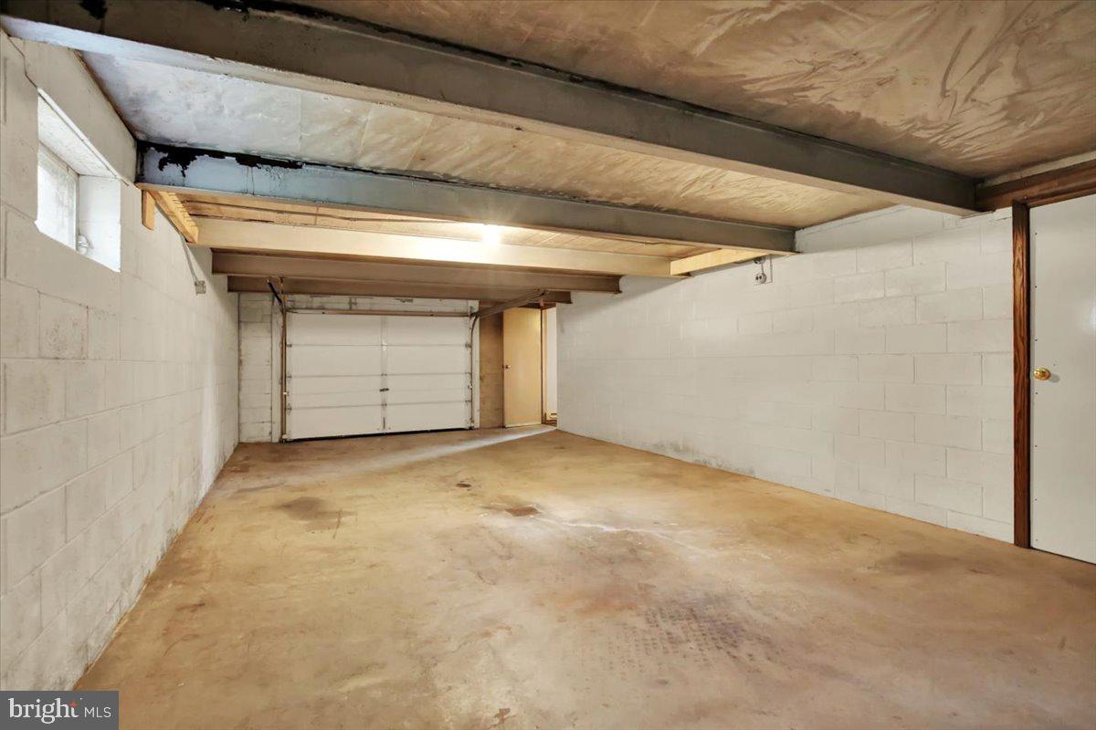 109 W Maple St Property Photo 25