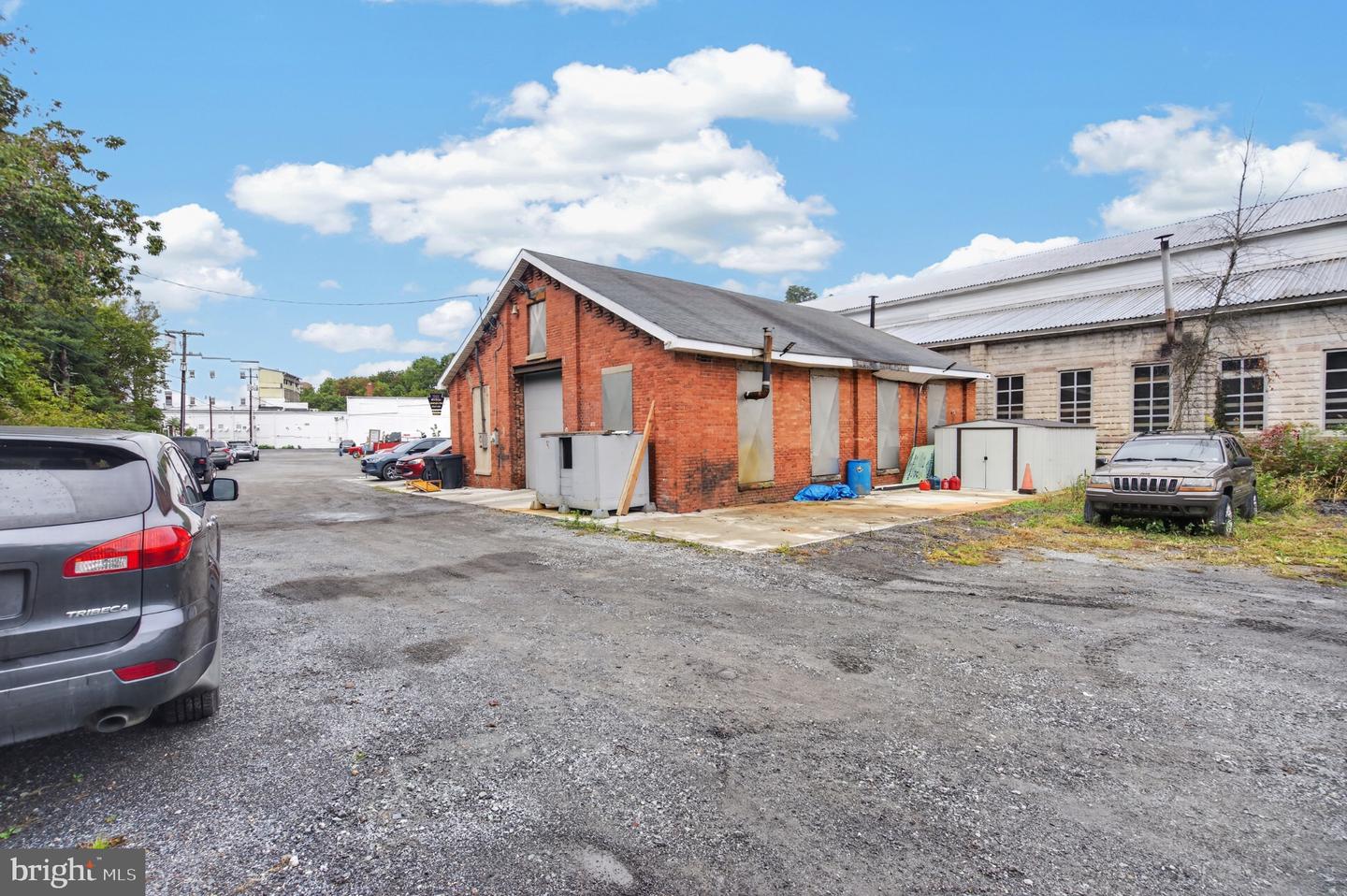 427 E Broad St Property Photo 3