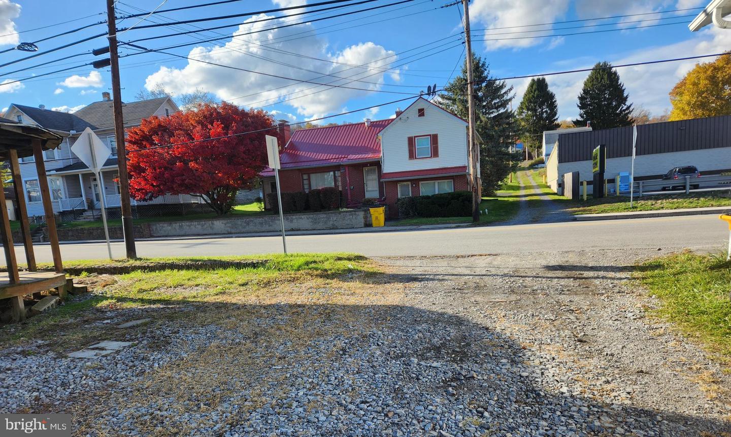 202 Main St S Property Photo 3