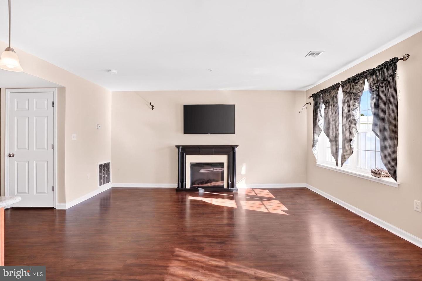 175 N Oakwood Property Photo 4