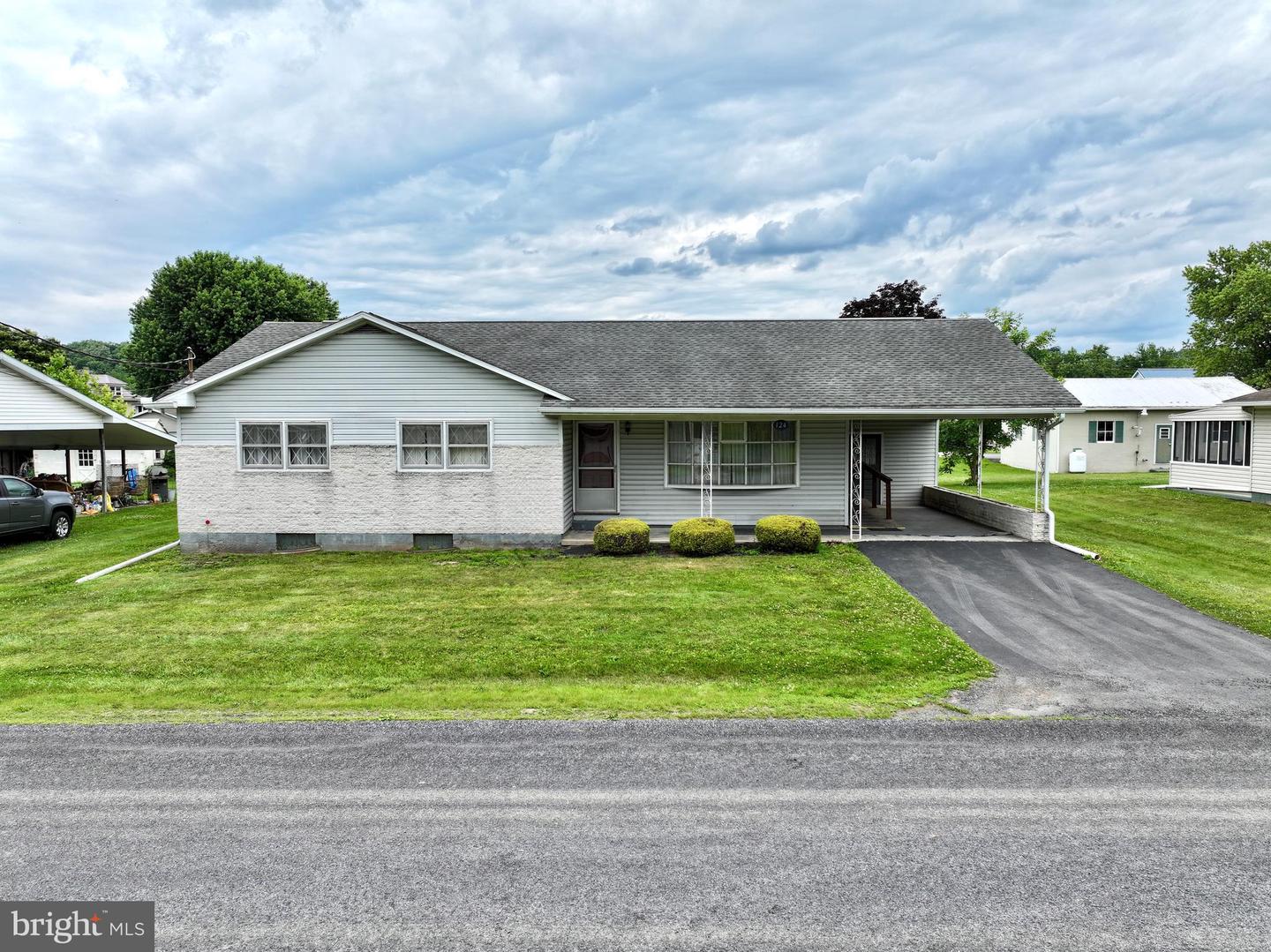 124 Vine St Property Photo 2