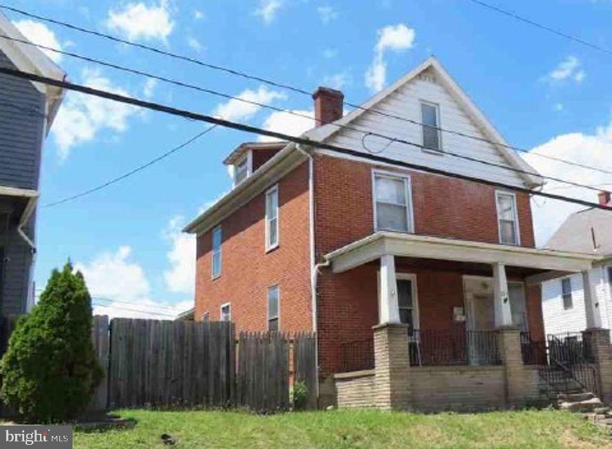 215 4TH ST