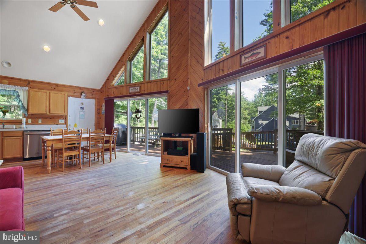 6 Lakeside Dr Property Photo 3