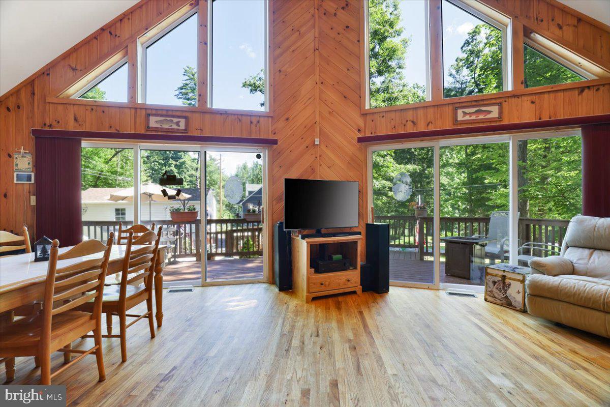 6 Lakeside Dr Property Photo 5