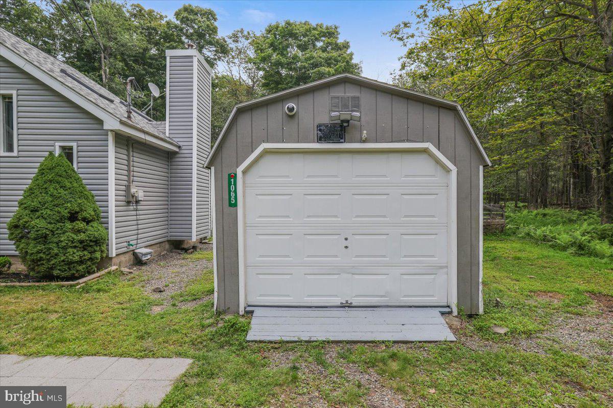1065 Breezewood Dr Property Photo 4