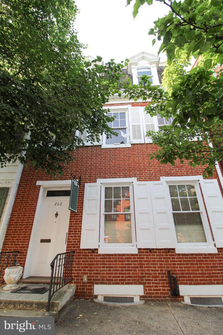 262 E Market St Property Photo