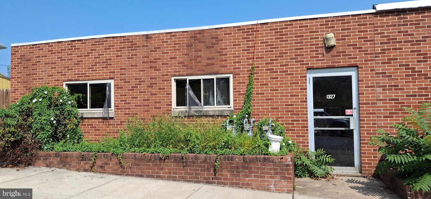 1327 W Poplar St Property Photo 2