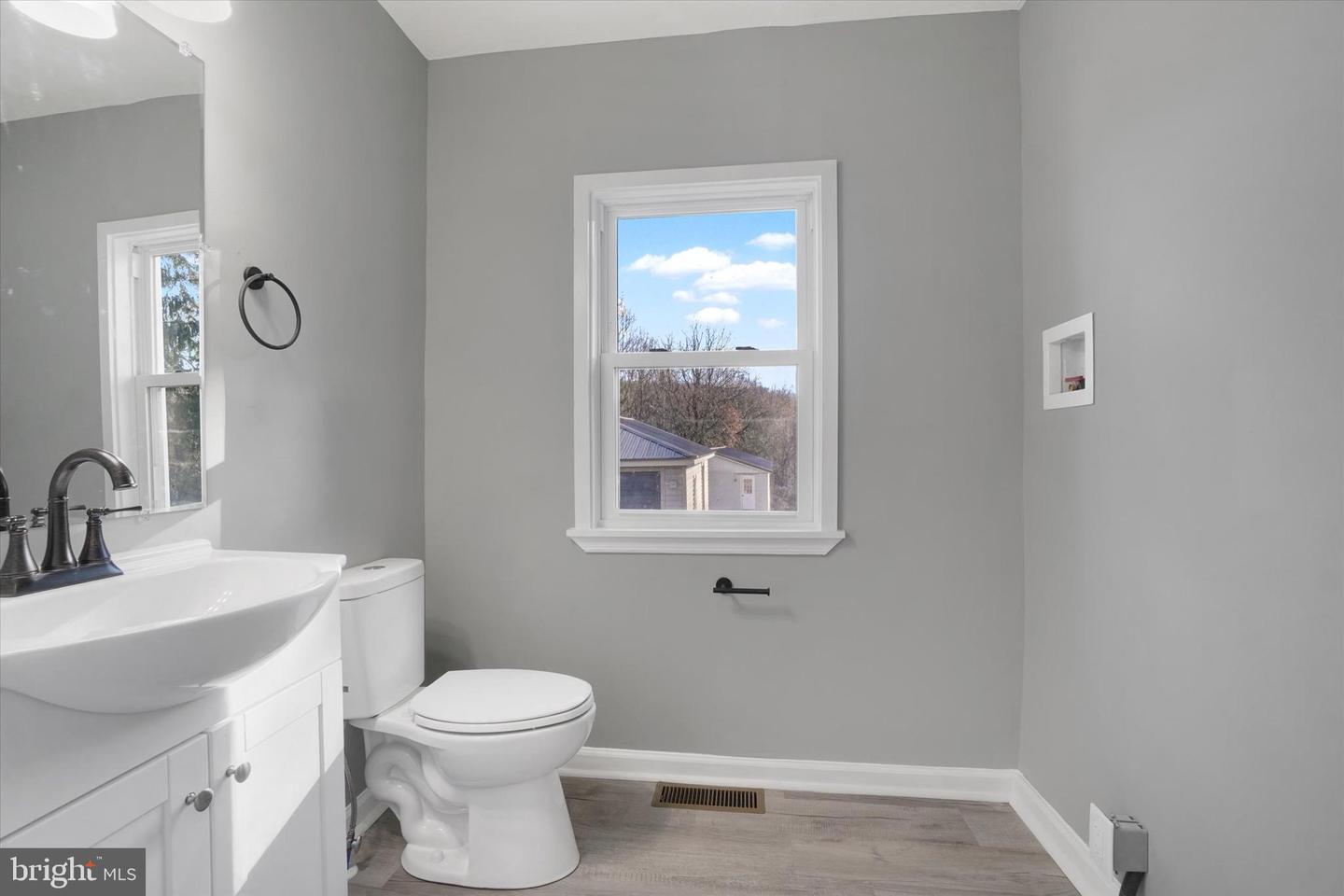 1055 Smith Hill Rd Property Photo 14
