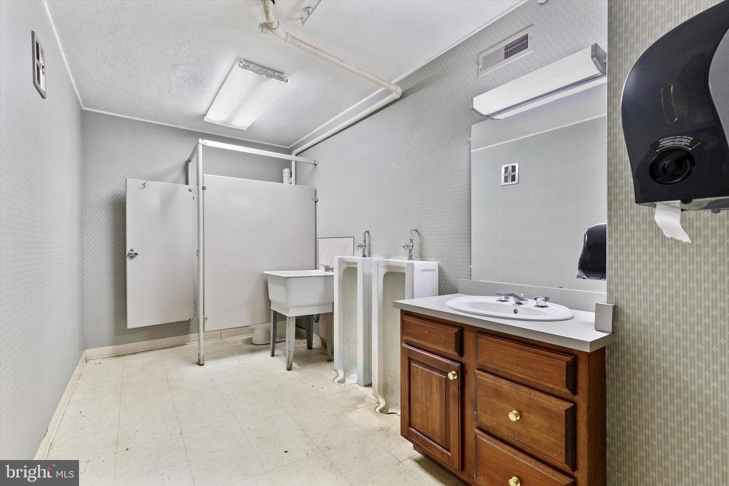 2605 W Market St Property Photo 25