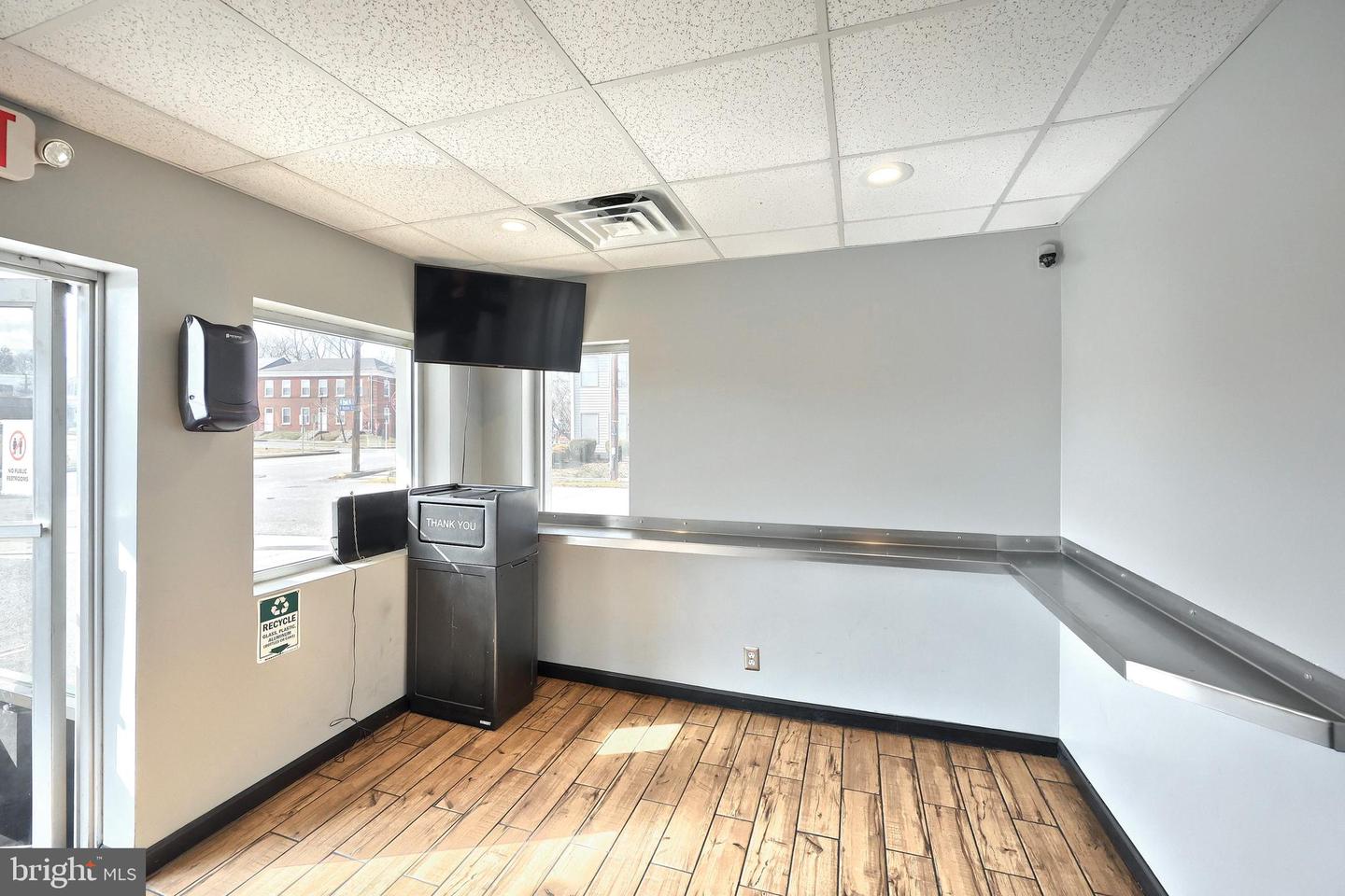 1277 W Market St Property Photo 16