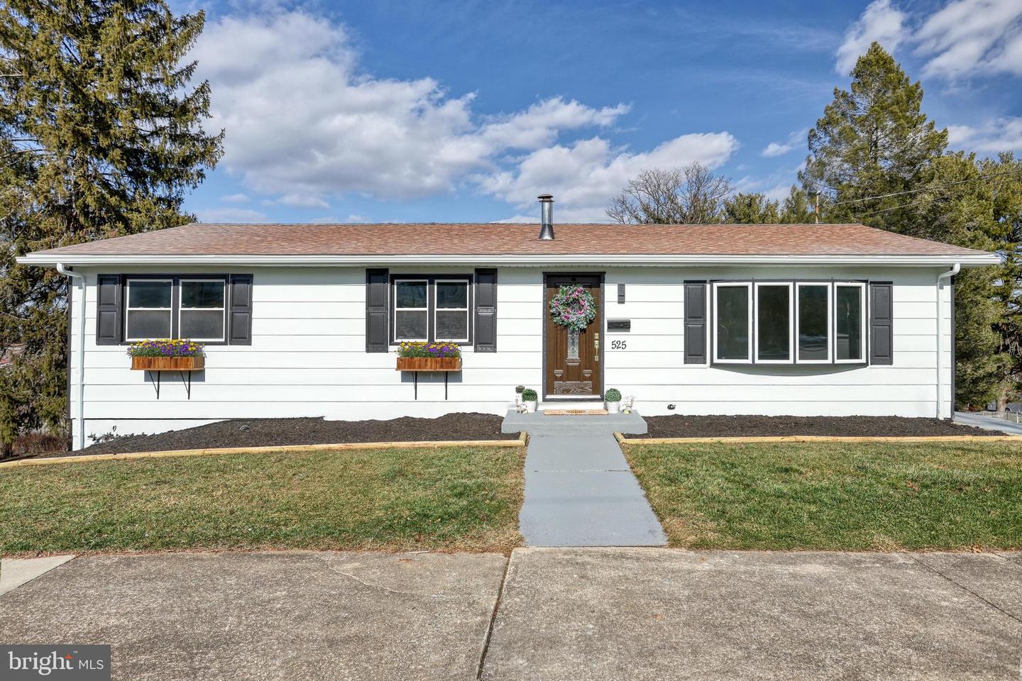 525 E Maple St Property Photo