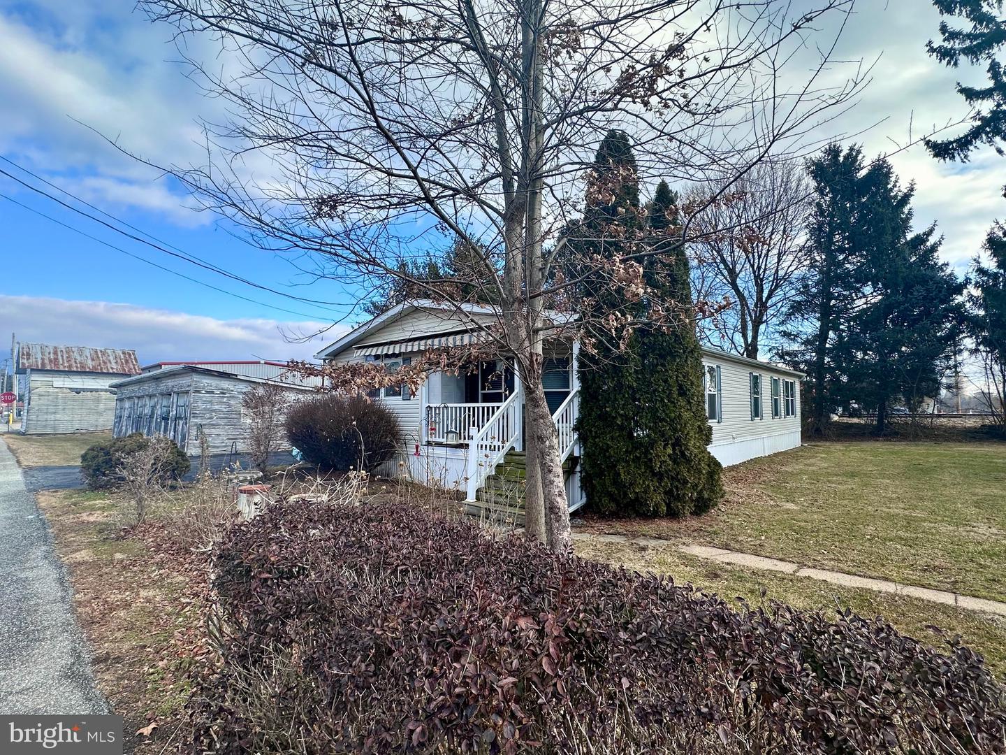 27 E Broadway Property Photo