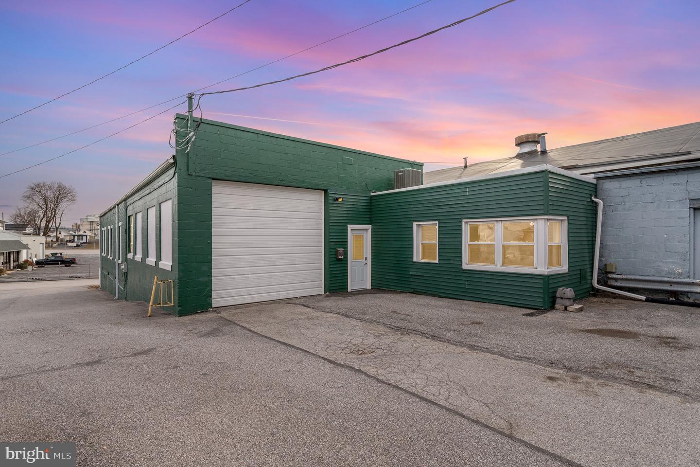 1880 W Market St Property Photo