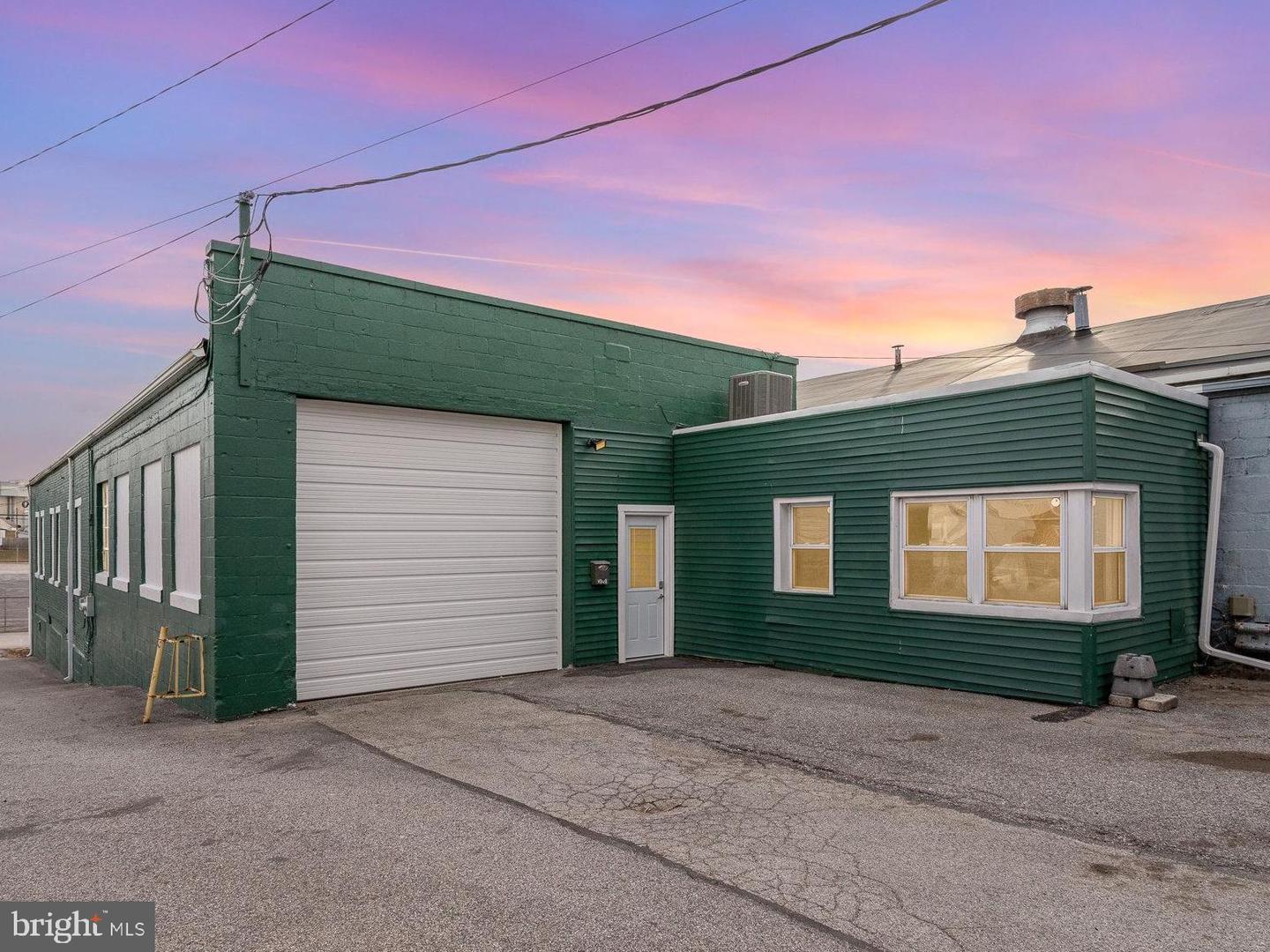 1880 W Market St Property Photo