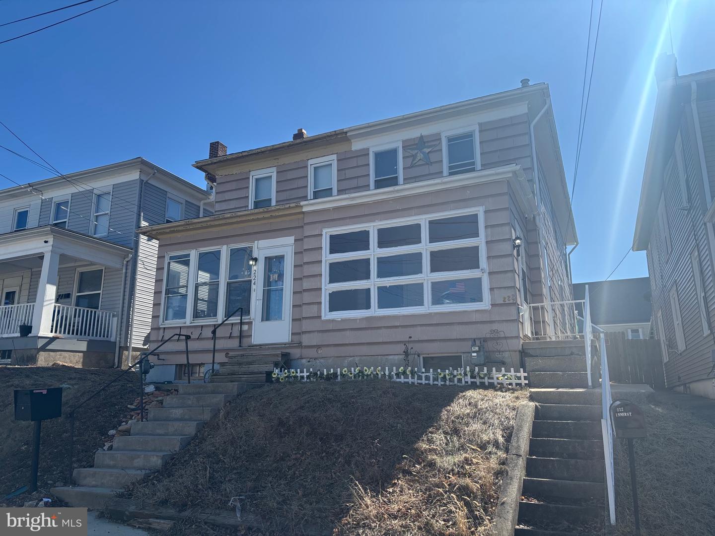 222 E Maple St Property Photo
