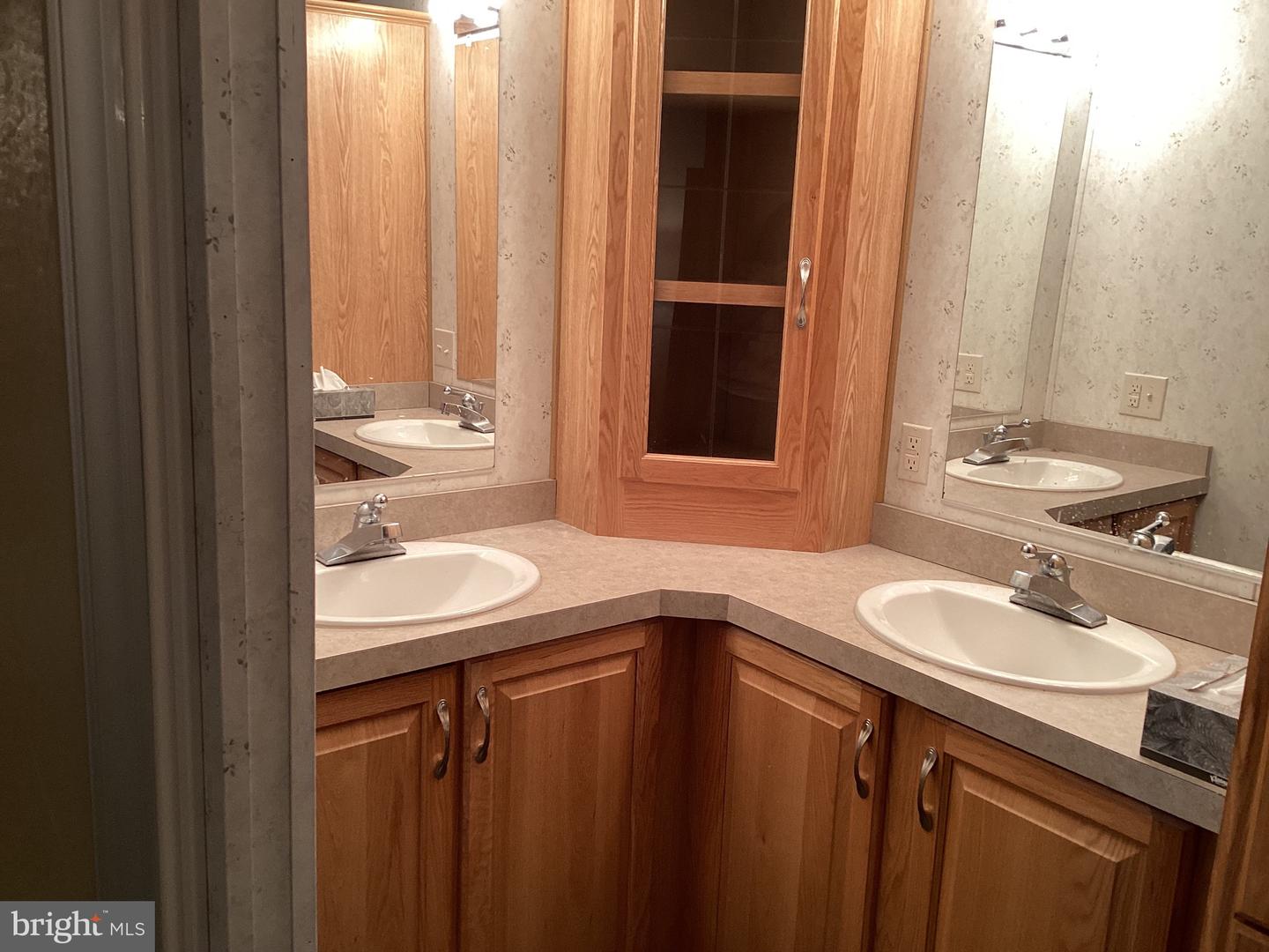 27 E Broadway Property Photo 18