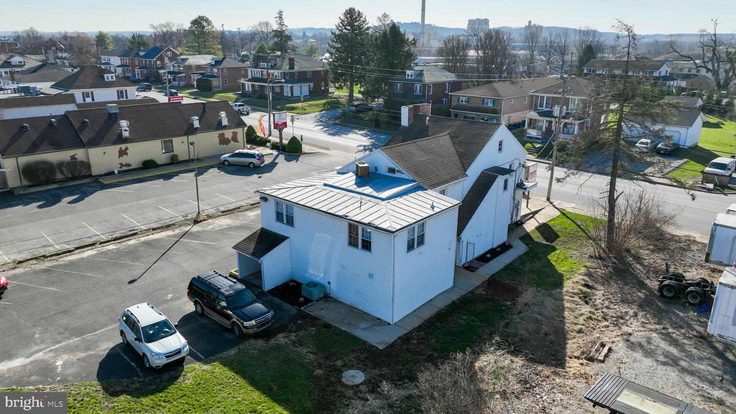 2305 W Market St Property Photo 4