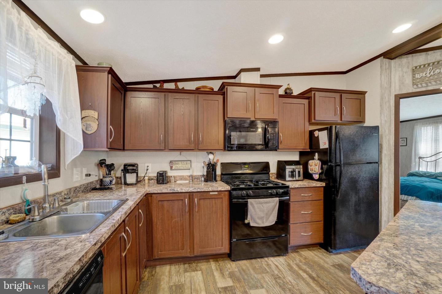10682 Enfield Rd Property Photo 6