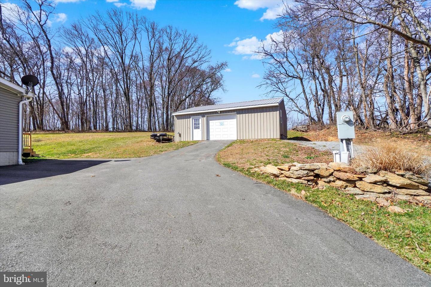 10682 Enfield Rd Property Photo 26