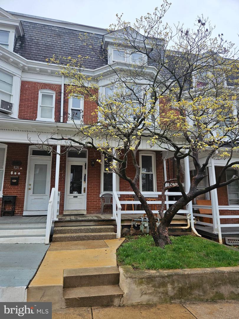 828 W Locust St Property Photo 1