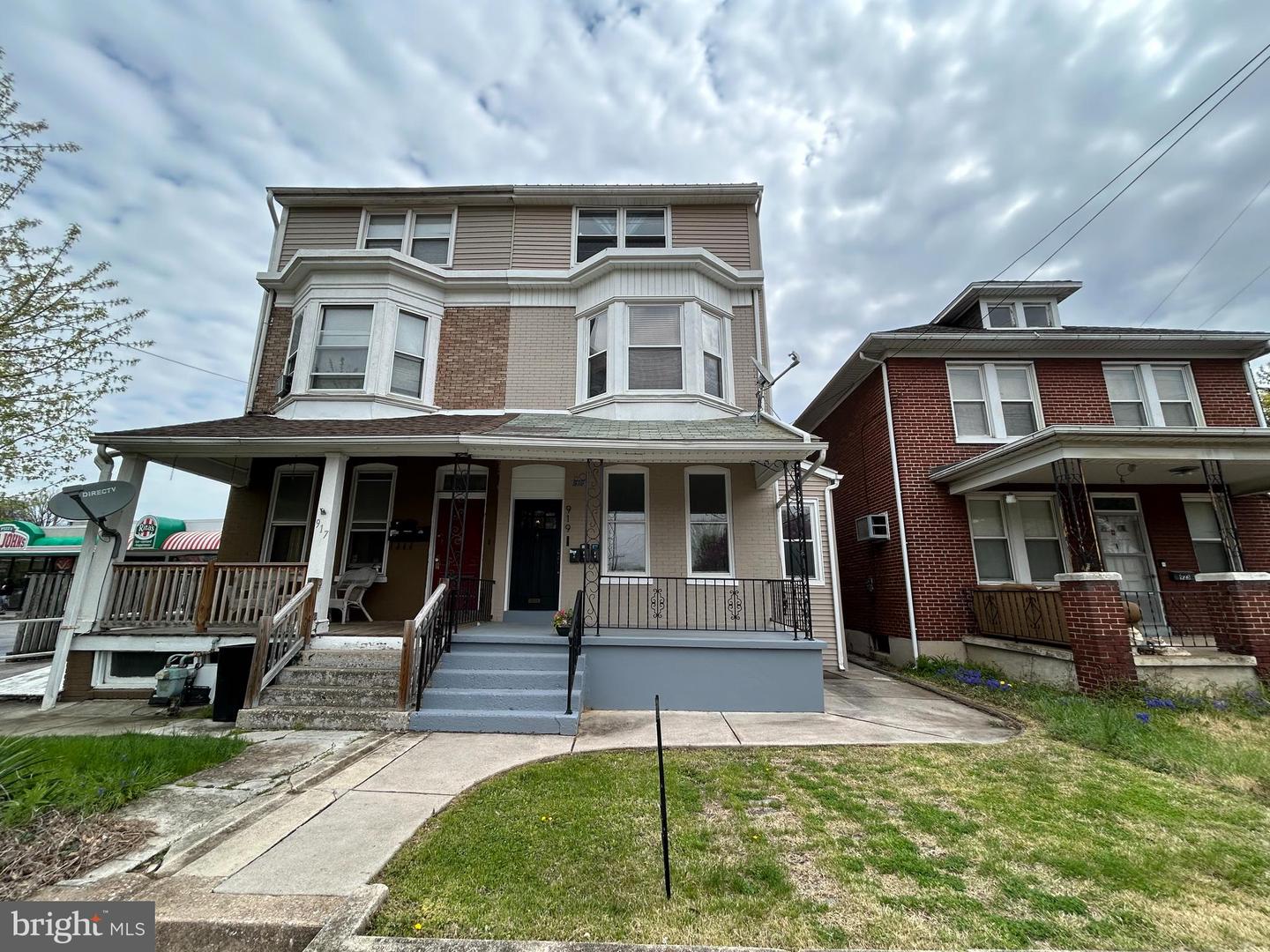 919 S Queen St Property Photo 1