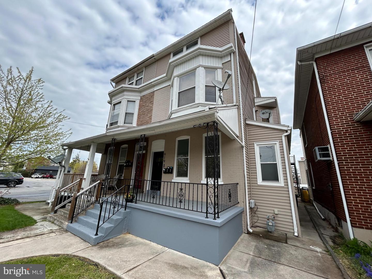 919 S Queen St Property Photo 2