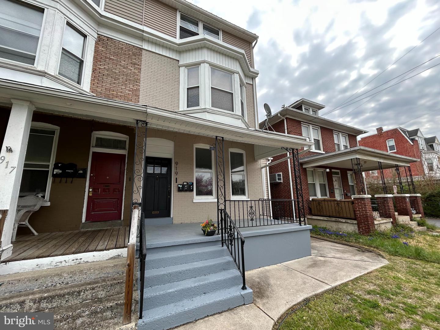 919 S Queen St Property Photo 3