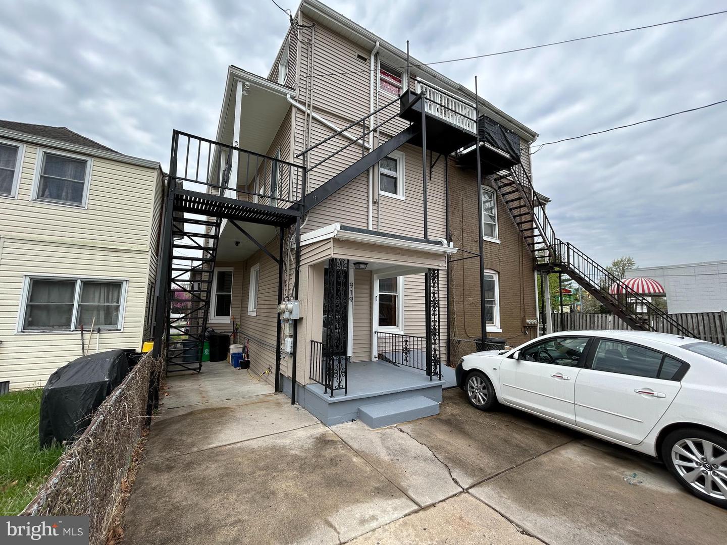 919 S Queen St Property Photo 6