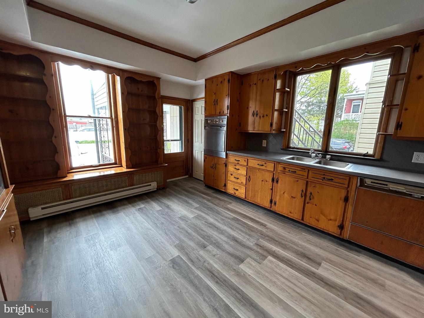 919 S Queen St Property Photo 8