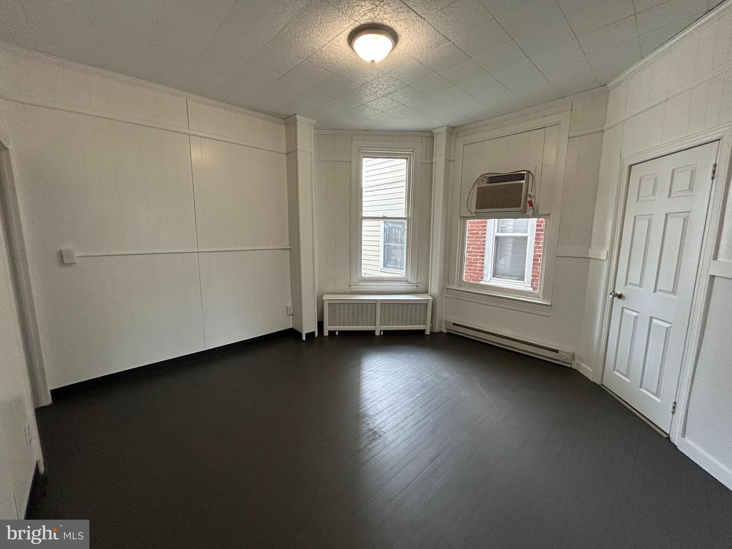 919 S Queen St Property Photo 12
