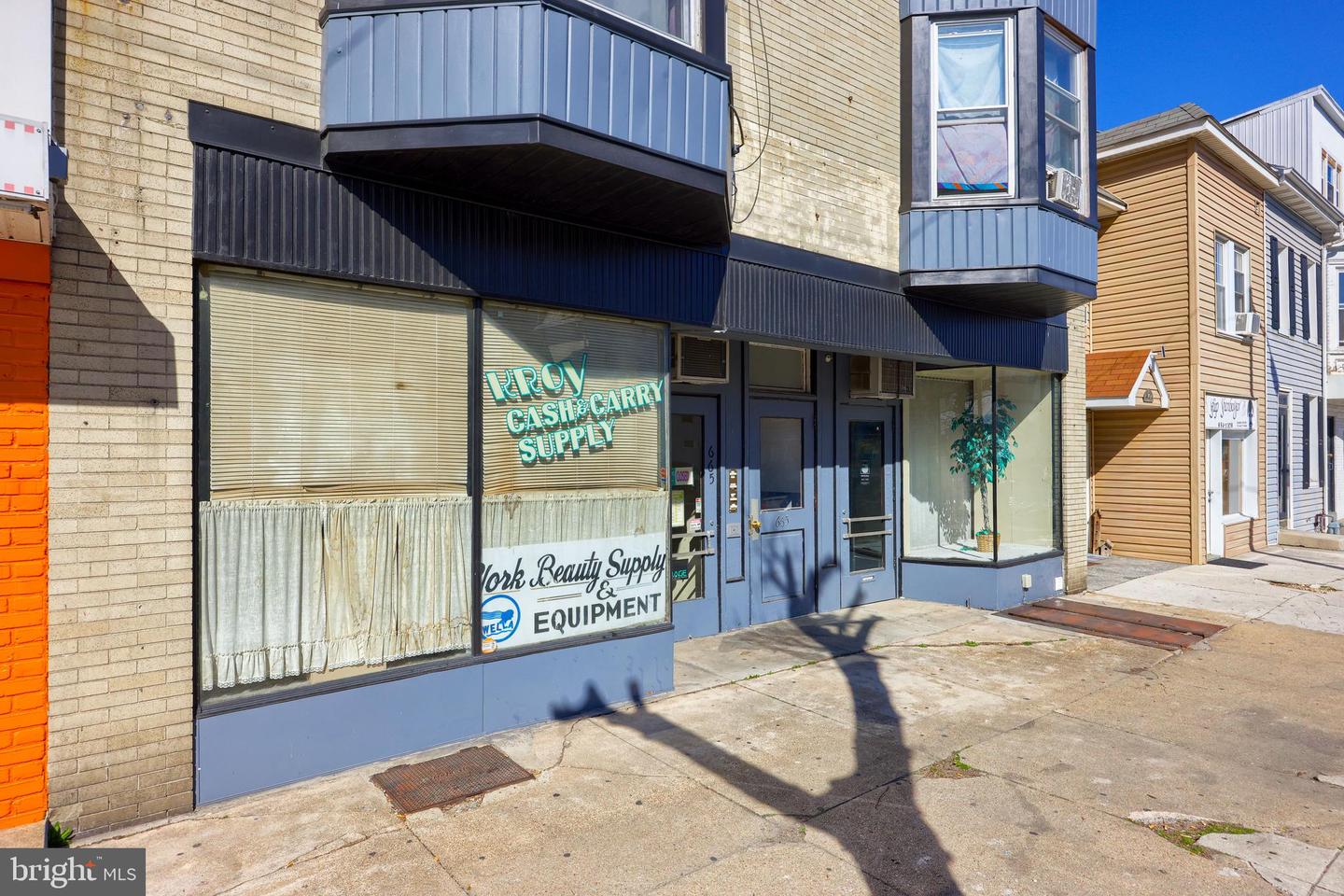 667 W Market St Property Photo 1
