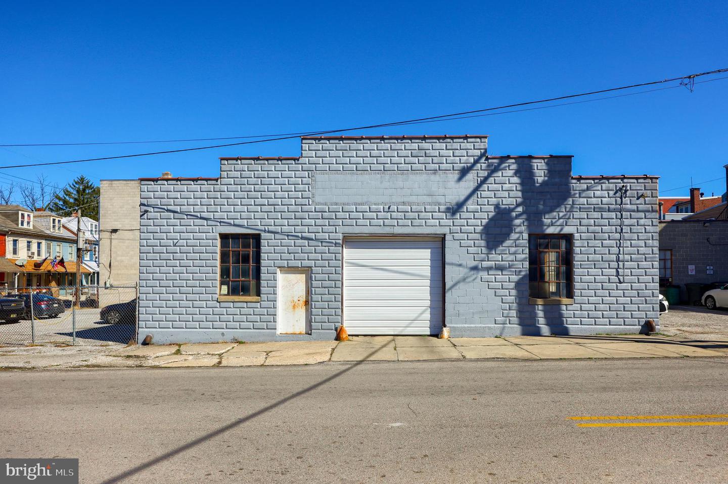 667 W Market St Property Photo 4
