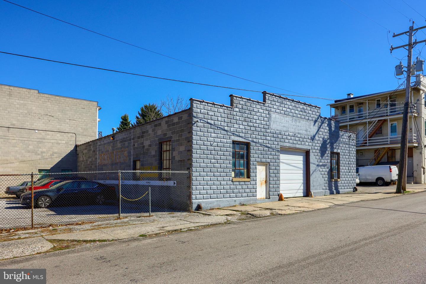 667 W Market St Property Photo 8
