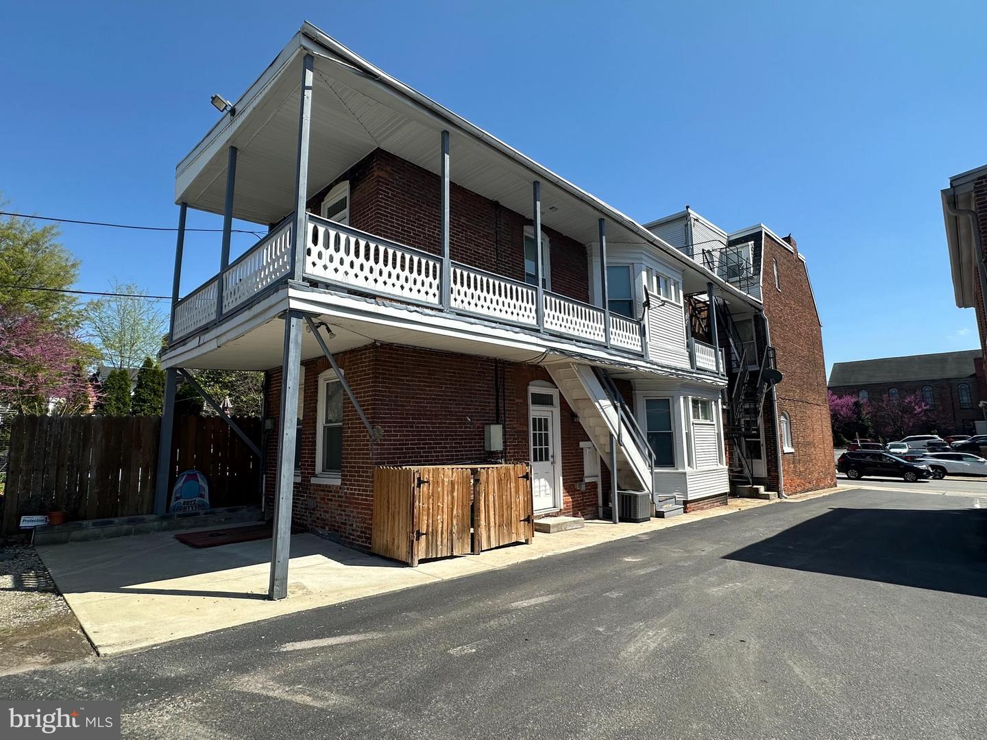 113 E Philadelphia St Property Photo 4