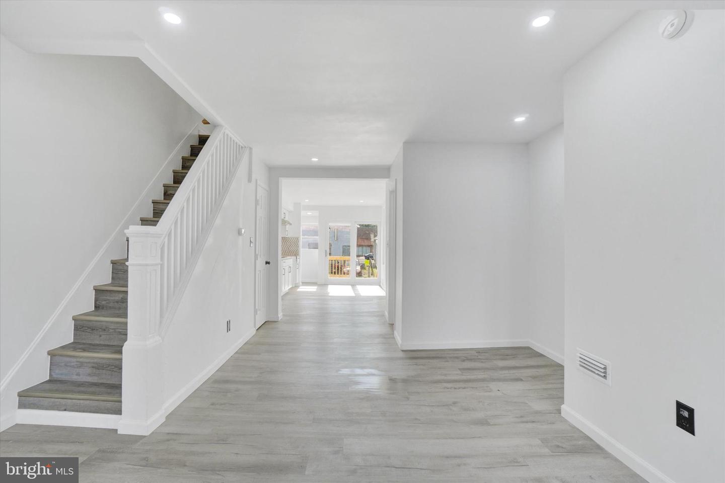 364 Norway St Property Photo 6