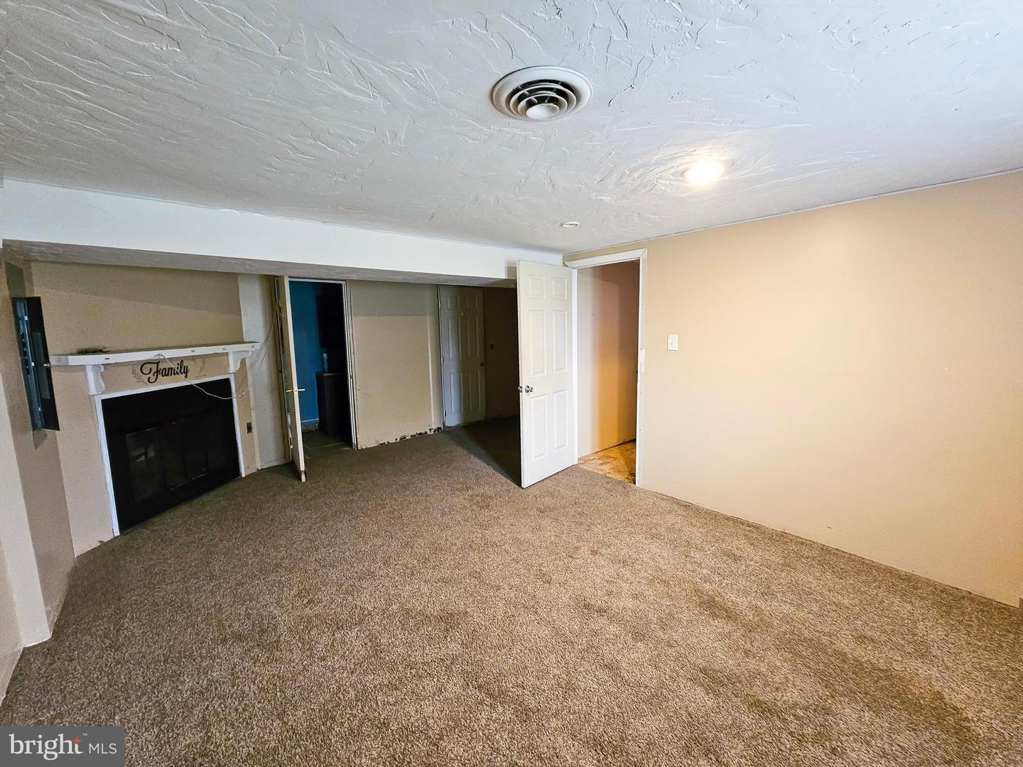 180 E Locust Ln Property Photo 11