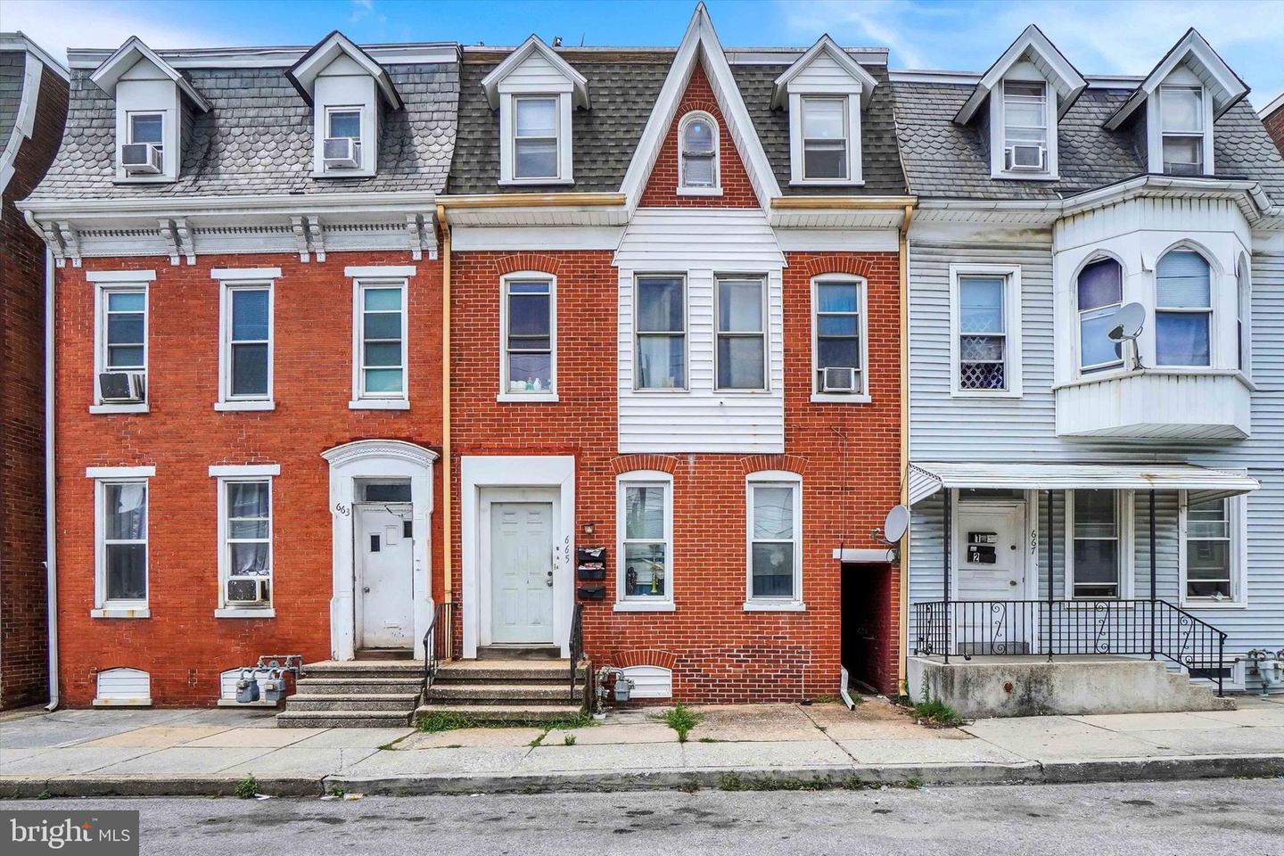 665 E Philadelphia St Property Photo 1