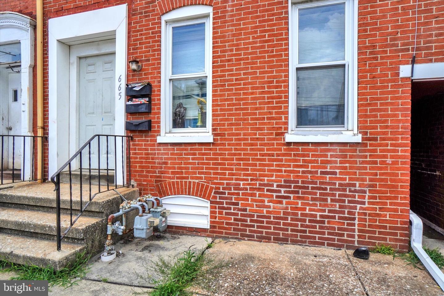 665 E Philadelphia St Property Photo 2