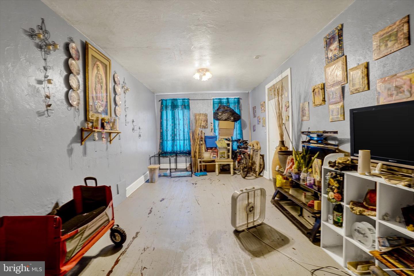 665 E Philadelphia St Property Photo 4