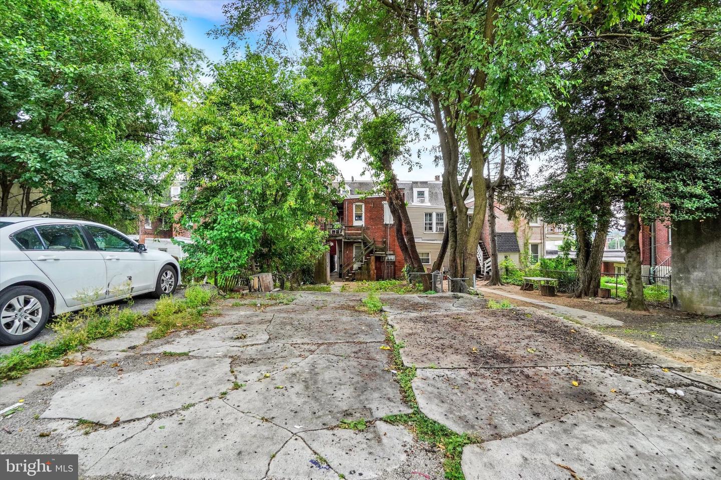 665 E Philadelphia St Property Photo 24