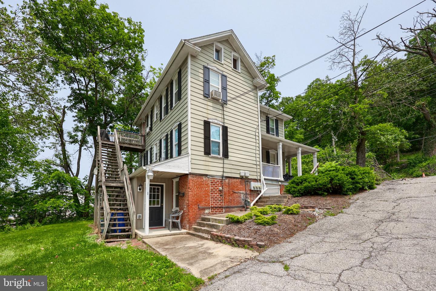 1516 S George St Property Photo 3