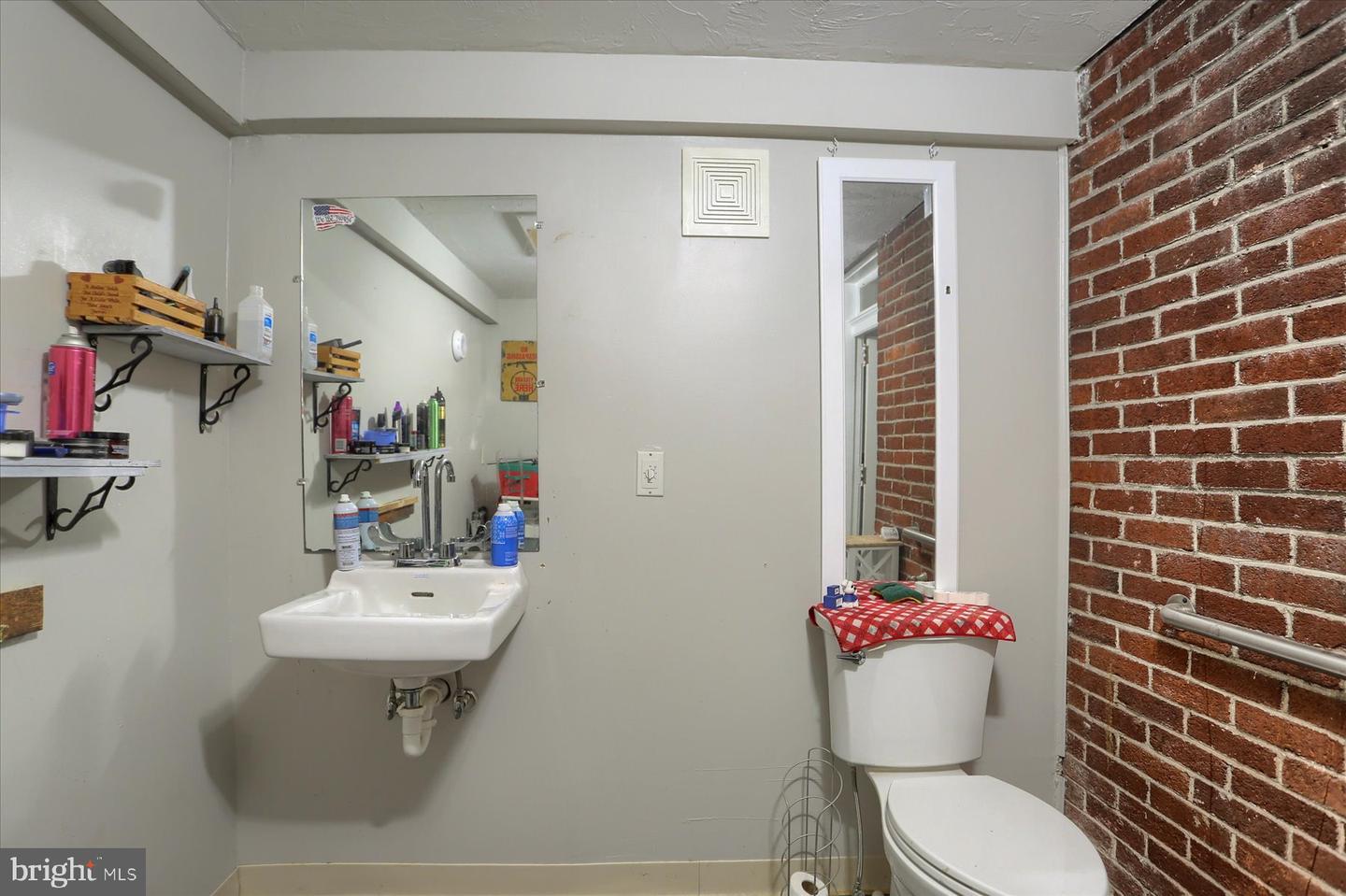 4160 W Market St Property Photo 12