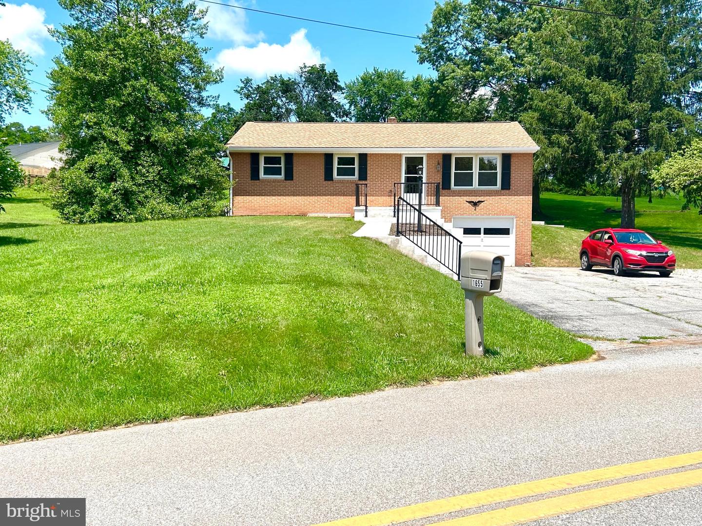 1655 Oak Ln Property Photo 1