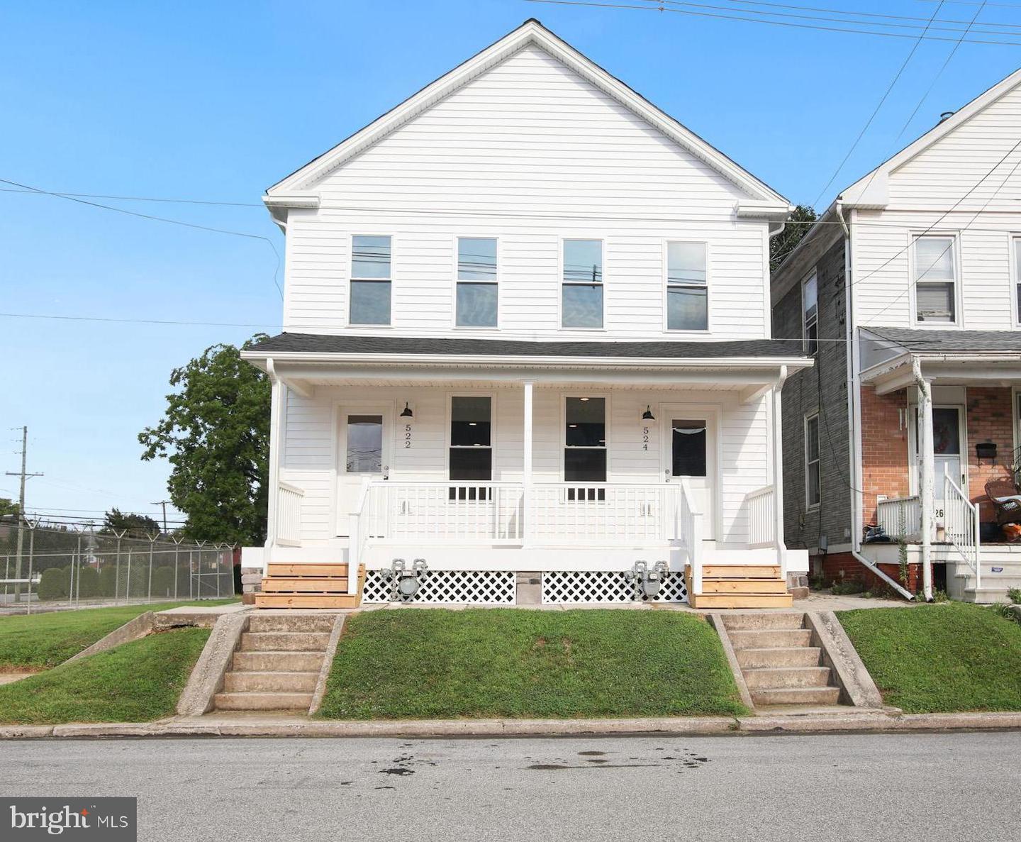 522-524 E Walnut St Property Photo 1
