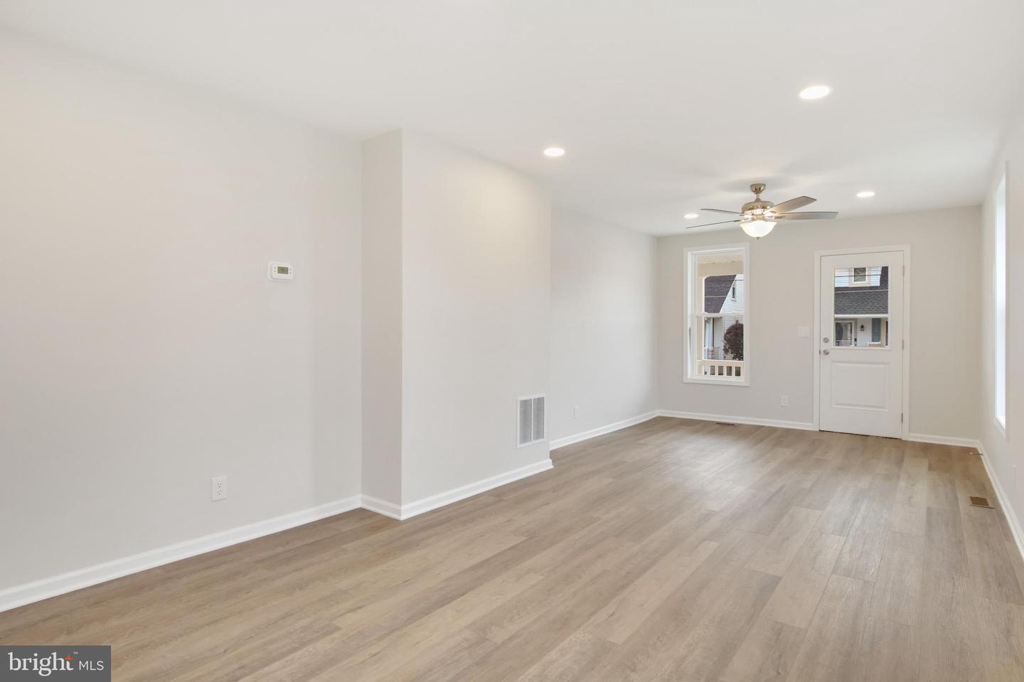 522-524 E Walnut St Property Photo 8