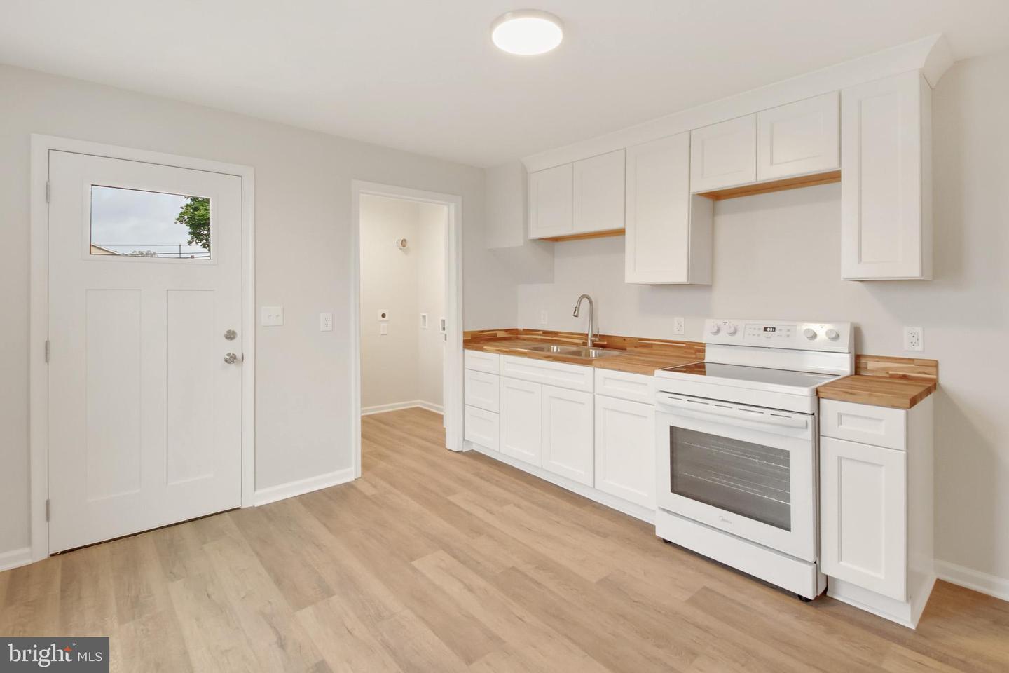 522-524 E Walnut St Property Photo 10