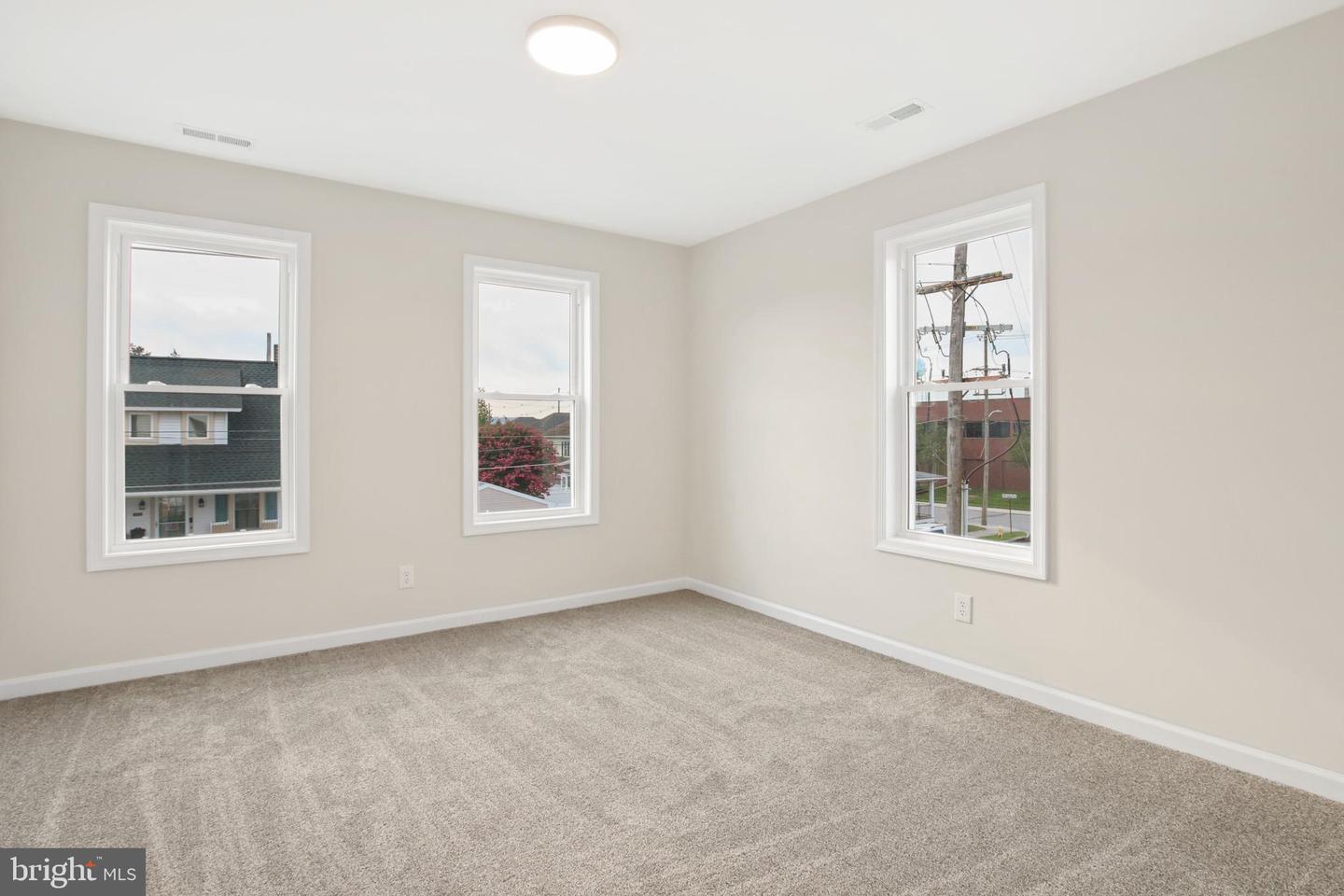 522-524 E Walnut St Property Photo 16