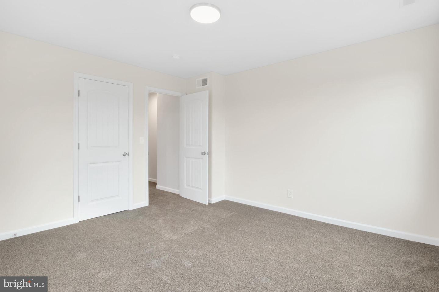522-524 E Walnut St Property Photo 17